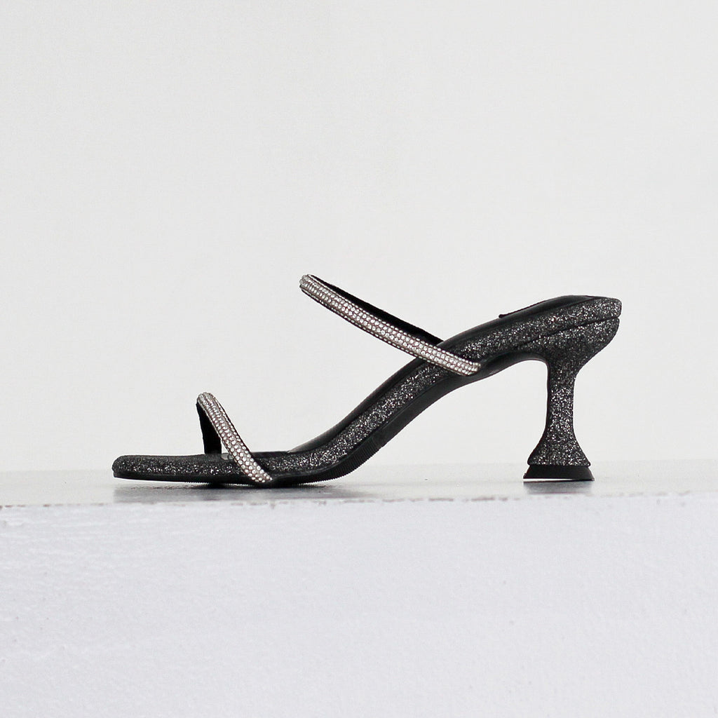 Sepatu hak jalan