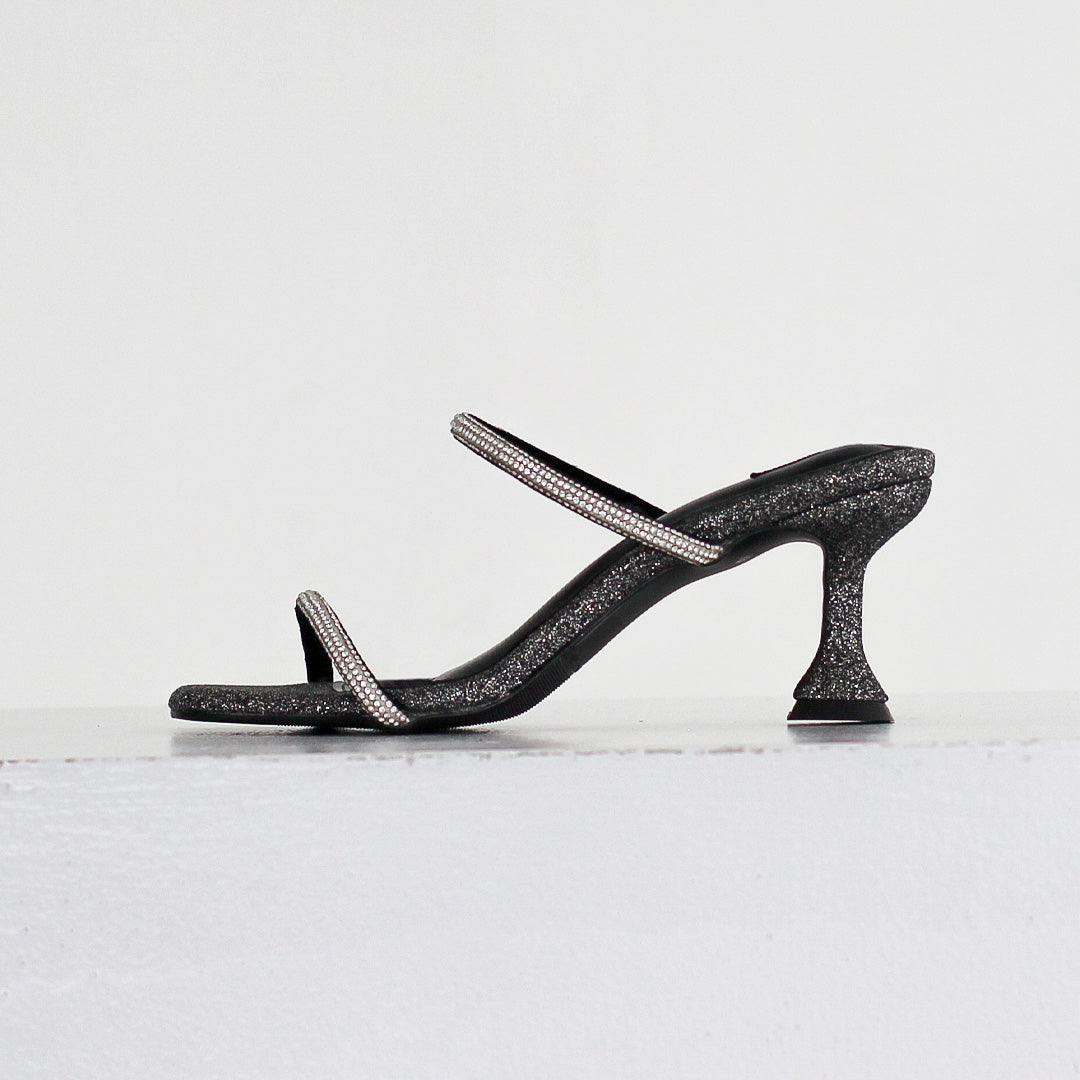 Sepatu hak jalan