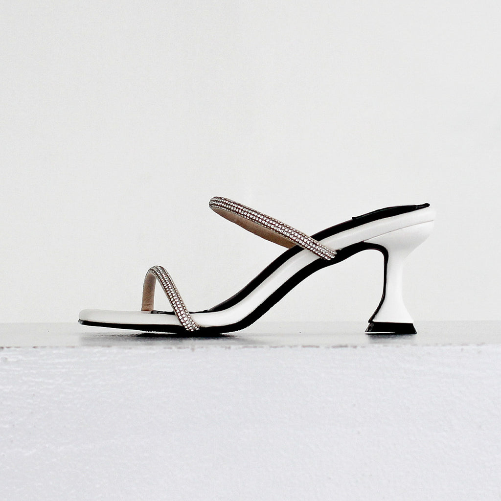 Sepatu hak jalan