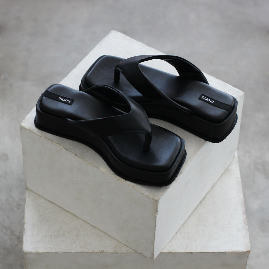 Platform Dion dalam Warna Hitam
